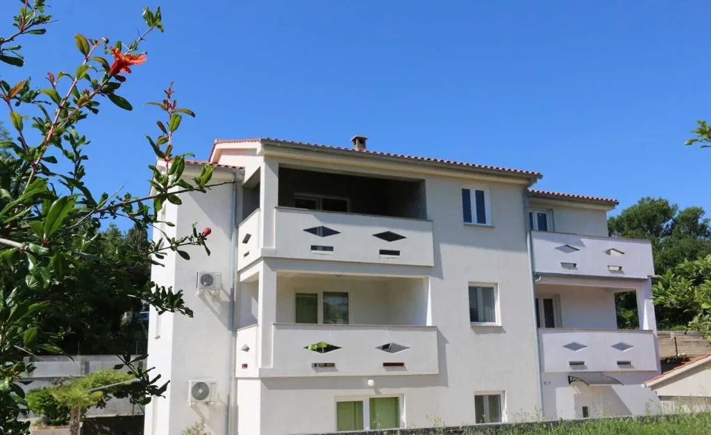 2-Bedroom Apartment in Šilo with Balcony for 4