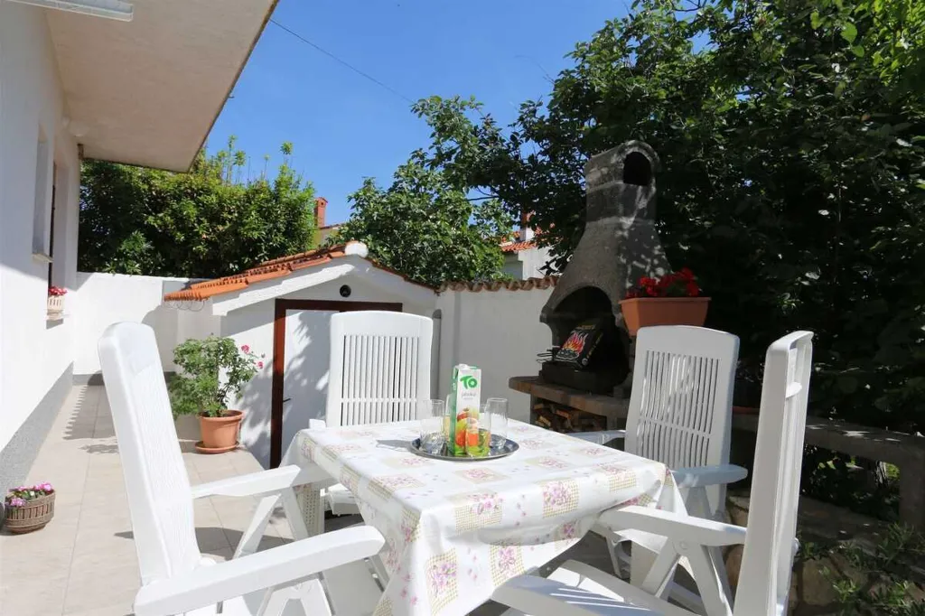 1-Bedroom Apartment in Šilo for Up to 4 Guests