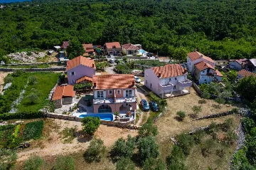 4-Bedroom House for 10 Guests in Županje