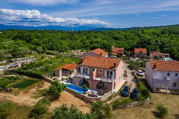 4-Bedroom House for 10 Guests in Županje