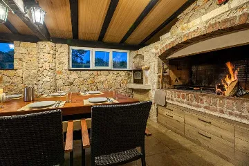 4-Bedroom House for 10 Guests in Županje