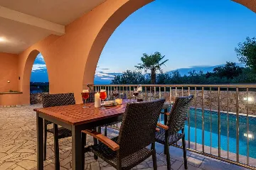 4-Bedroom House for 10 Guests in Županje