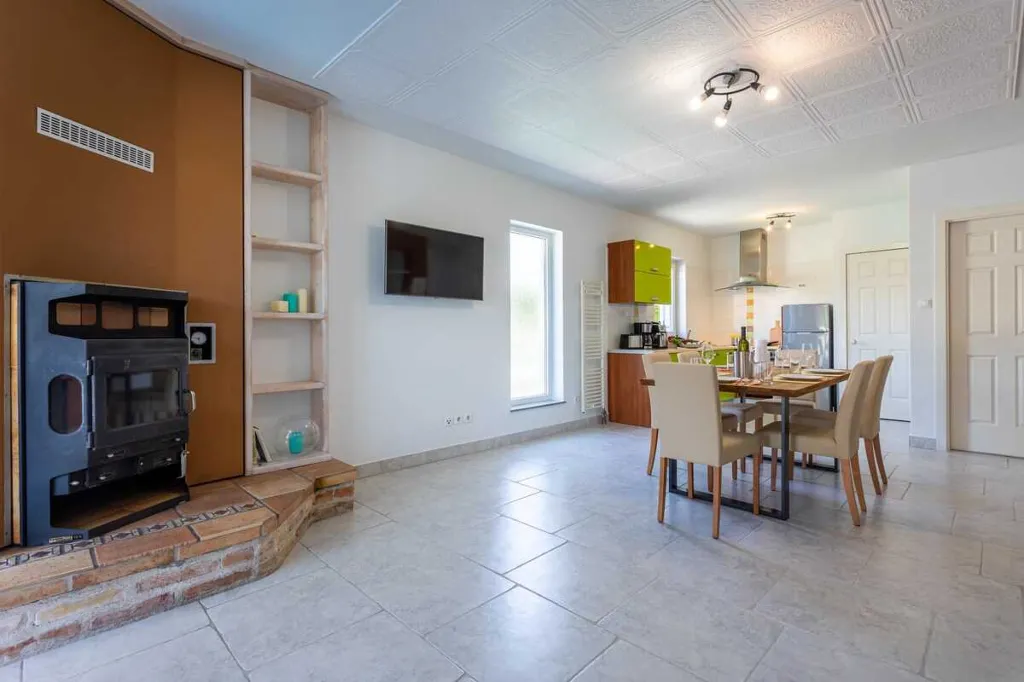 4-Bedroom House for 10 Guests in Županje