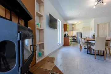 4-Bedroom House for 10 Guests in Županje