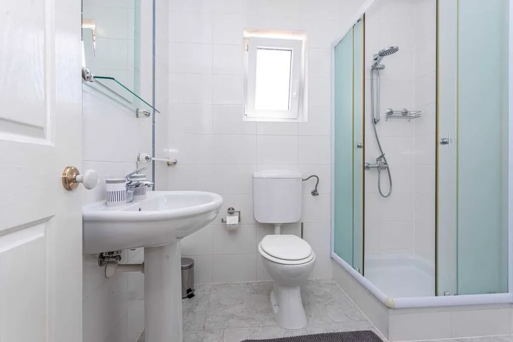 4-Bedroom House for 10 Guests in Županje
