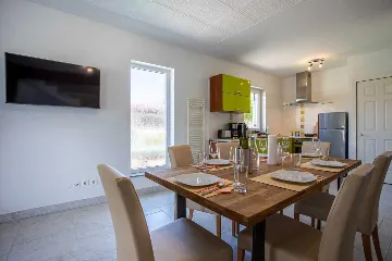 4-Bedroom House for 10 Guests in Županje