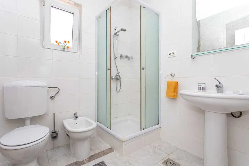 4-Bedroom House for 10 Guests in Županje