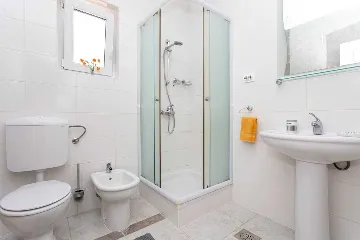 4-Bedroom House for 10 Guests in Županje