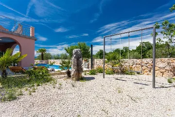 4-Bedroom House for 10 Guests in Županje