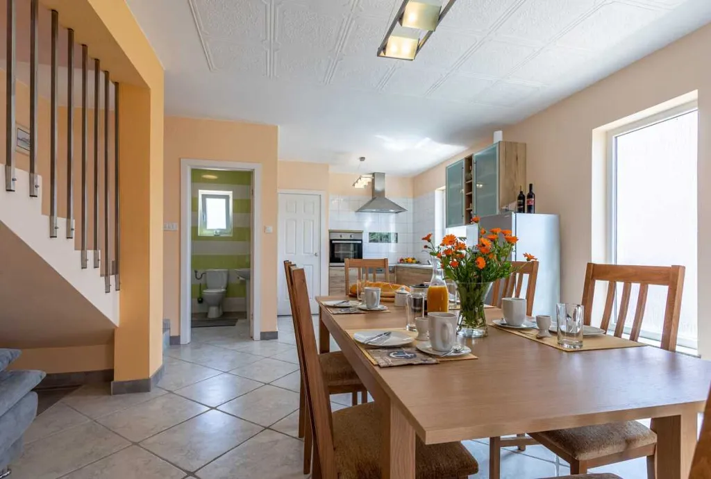 4-Bedroom House for 10 Guests in Županje