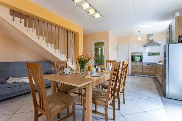 4-Bedroom House for 10 Guests in Županje