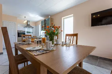 4-Bedroom House for 10 Guests in Županje