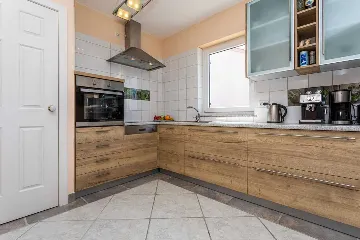 4-Bedroom House for 10 Guests in Županje