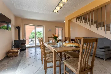 4-Bedroom House for 10 Guests in Županje