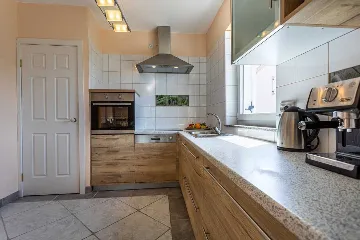 4-Bedroom House for 10 Guests in Županje