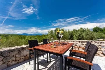 4-Bedroom House for 10 Guests in Županje