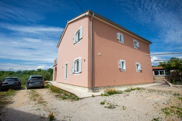 4-Bedroom House for 10 Guests in Županje