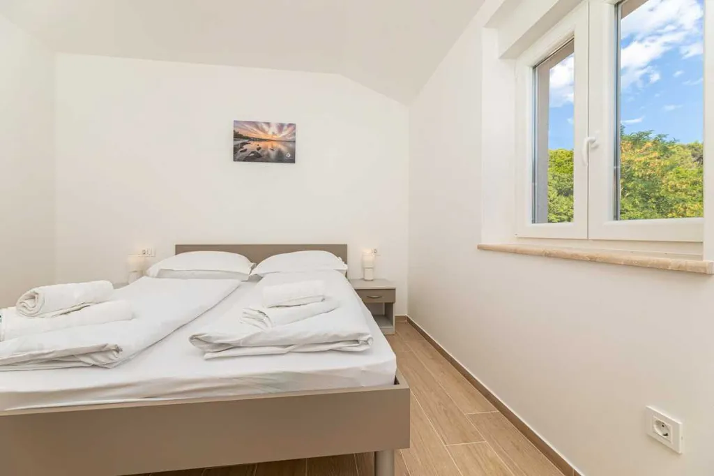 Soline 2-Bedroom Apartment for 4 with Sea View