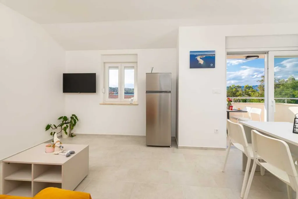 Soline 2-Bedroom Apartment for 4 with Sea View