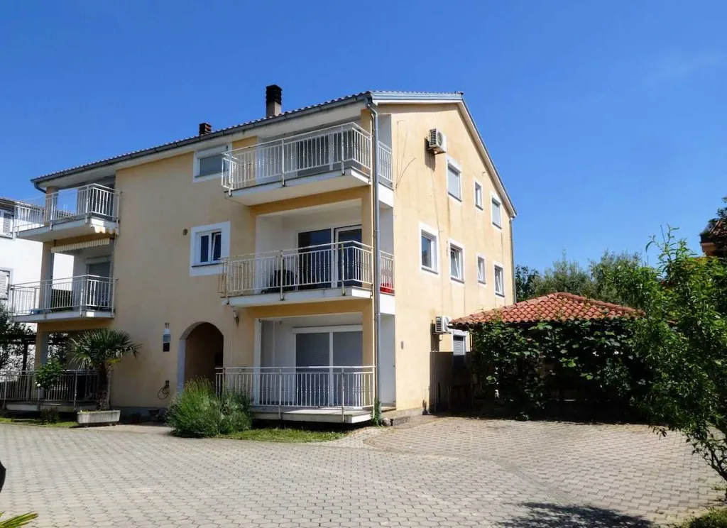Two-Bedroom Apartment with Balcony in Šilo for 4