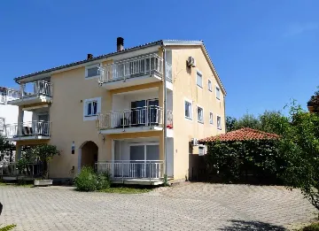 Two-Bedroom Apartment with Balcony in Šilo for 4
