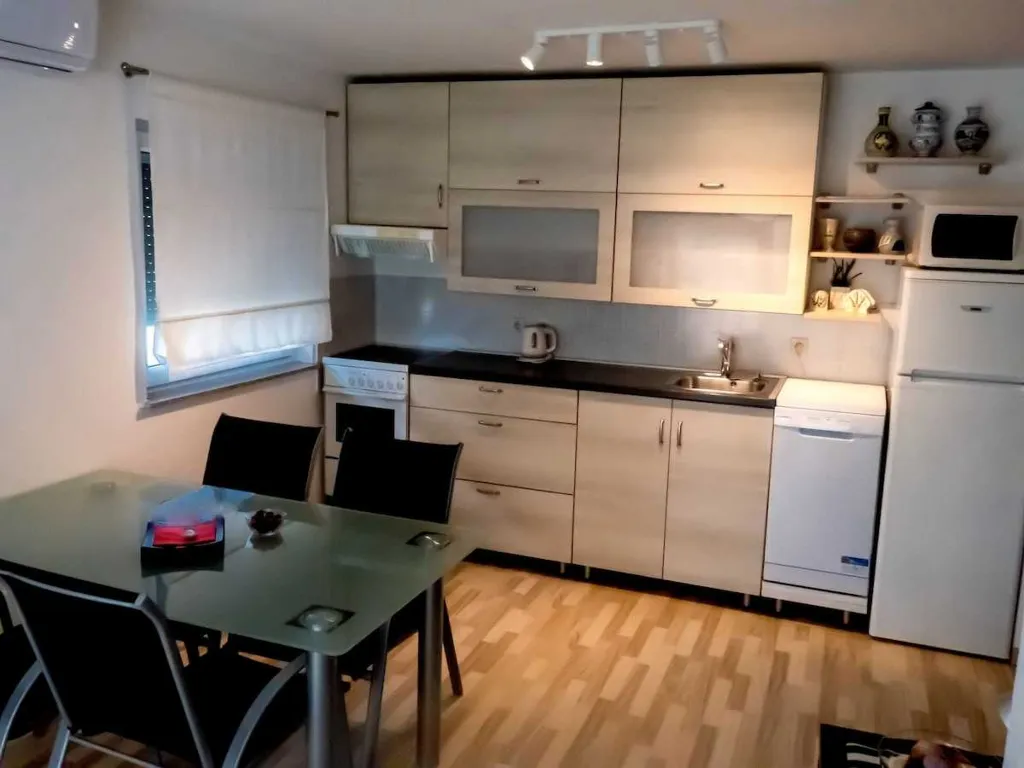 Two-Bedroom Apartment with Balcony in Šilo for 4