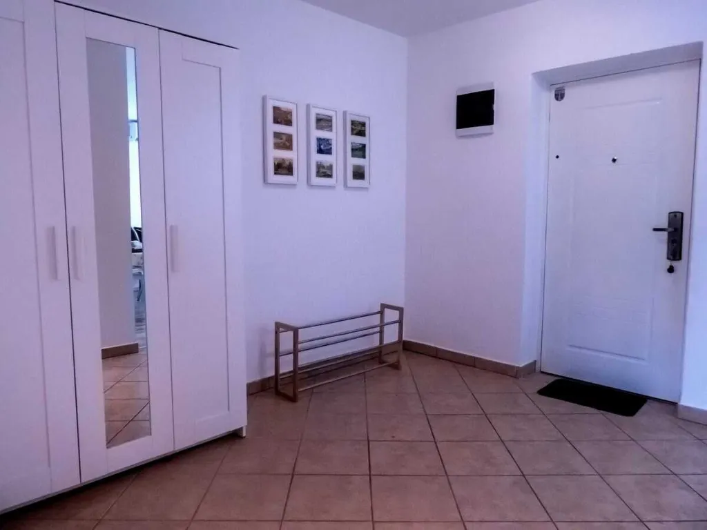 Two-Bedroom Apartment with Balcony in Šilo for 4