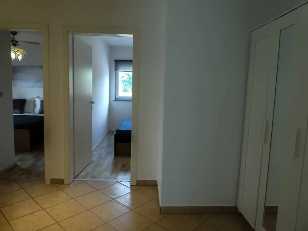 Two-Bedroom Apartment with Balcony in Šilo for 4