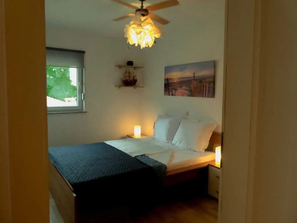Two-Bedroom Apartment with Balcony in Šilo for 4