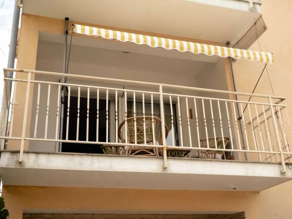 Two-Bedroom Apartment with Balcony in Šilo for 4