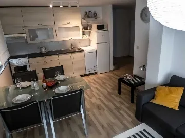 Two-Bedroom Apartment with Balcony in Šilo for 4