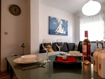 Two-Bedroom Apartment with Balcony in Šilo for 4