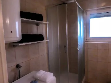 Two-Bedroom Apartment with Balcony in Šilo for 4