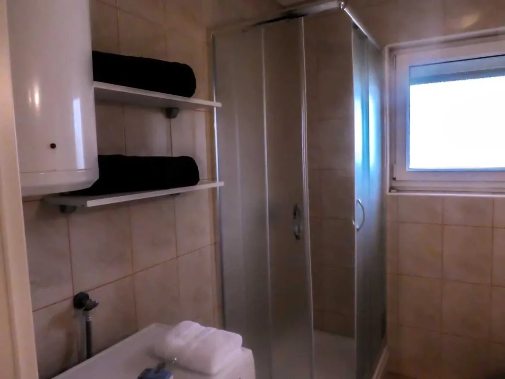 Two-Bedroom Apartment with Balcony in Šilo for 4