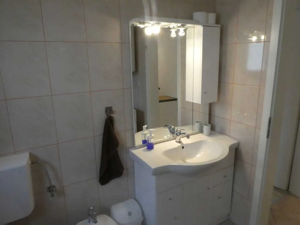 Two-Bedroom Apartment with Balcony in Šilo for 4