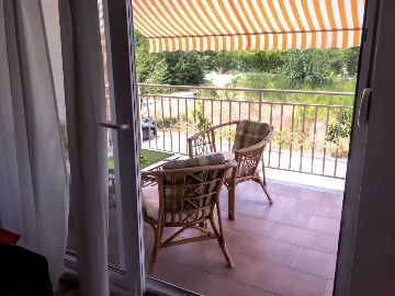 Two-Bedroom Apartment with Balcony in Šilo for 4