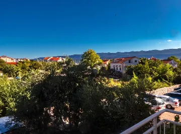 Two-Bedroom Apartment with Balcony in Šilo for 4