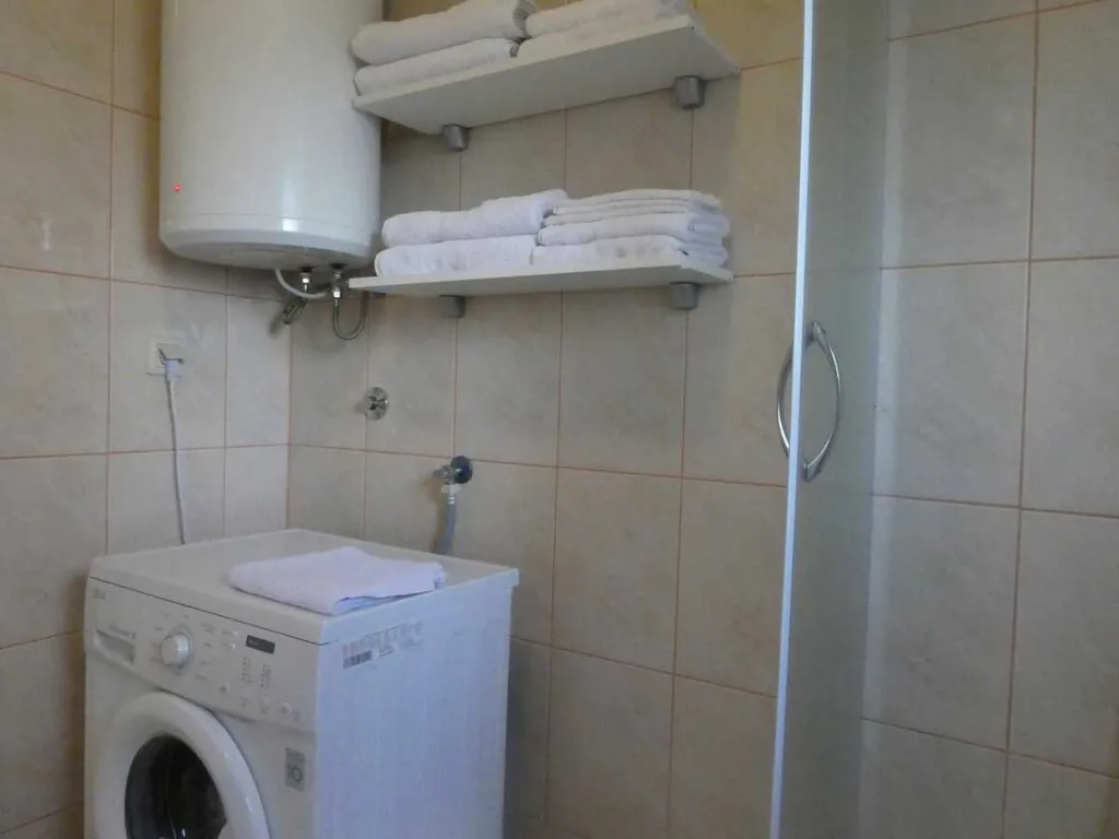 Two-Bedroom Apartment with Balcony in Šilo for 4