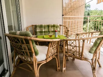 Two-Bedroom Apartment with Balcony in Šilo for 4