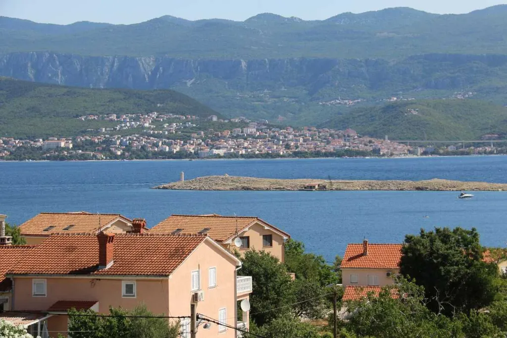 2-Bedroom Apartment in Šilo for Up to 5 Guests