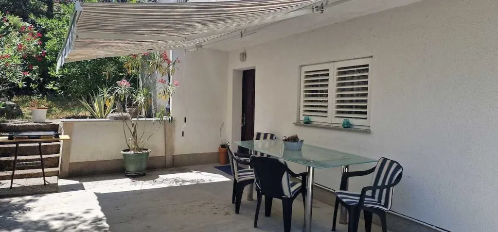2-Bedroom Apartment in Šilo for Up to 4