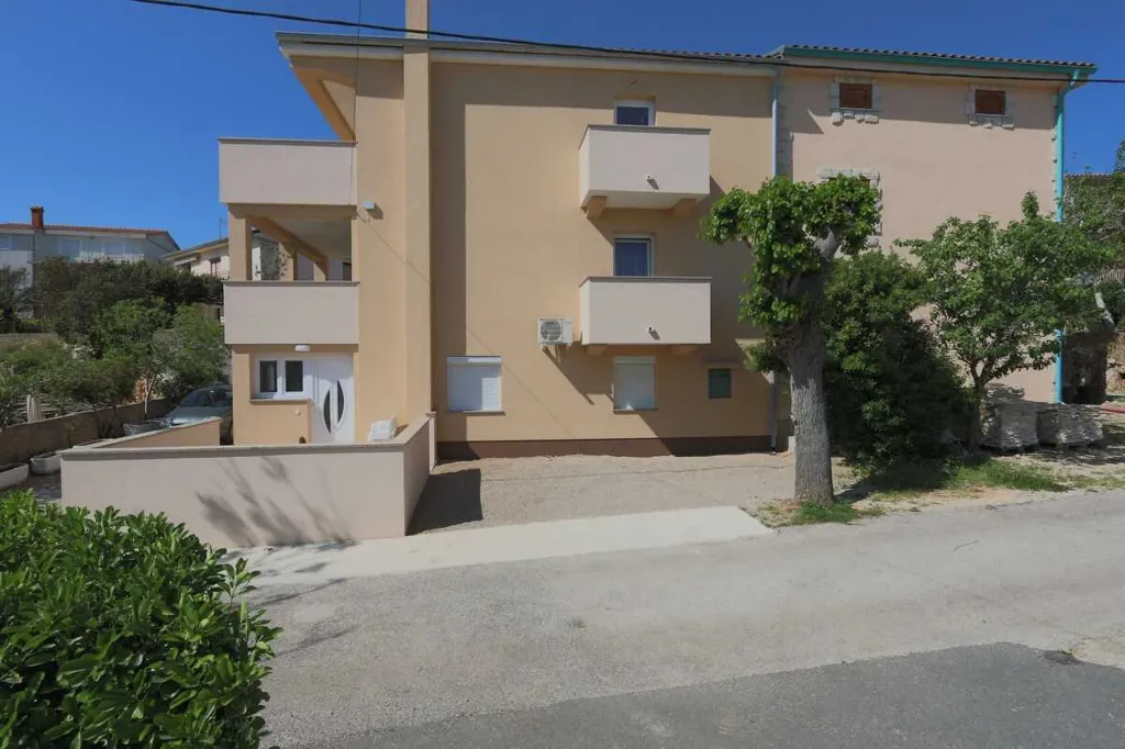 2-Bedroom Apartment in Šilo for up to 4 Guests
