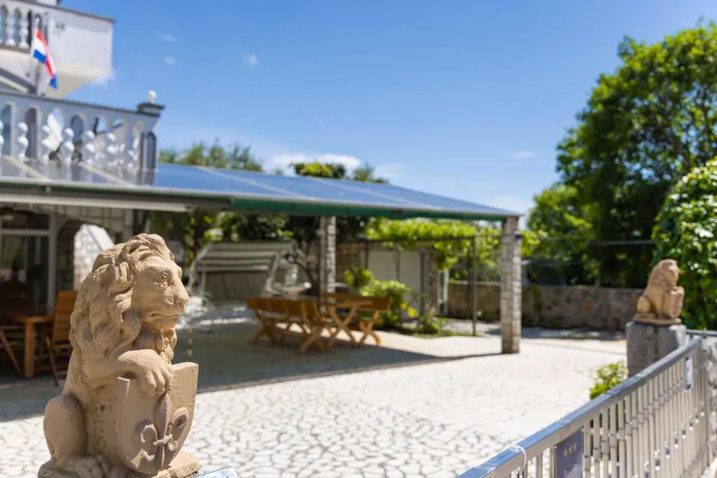 2-Bedroom Apartment in Žestilac for 4 Guests