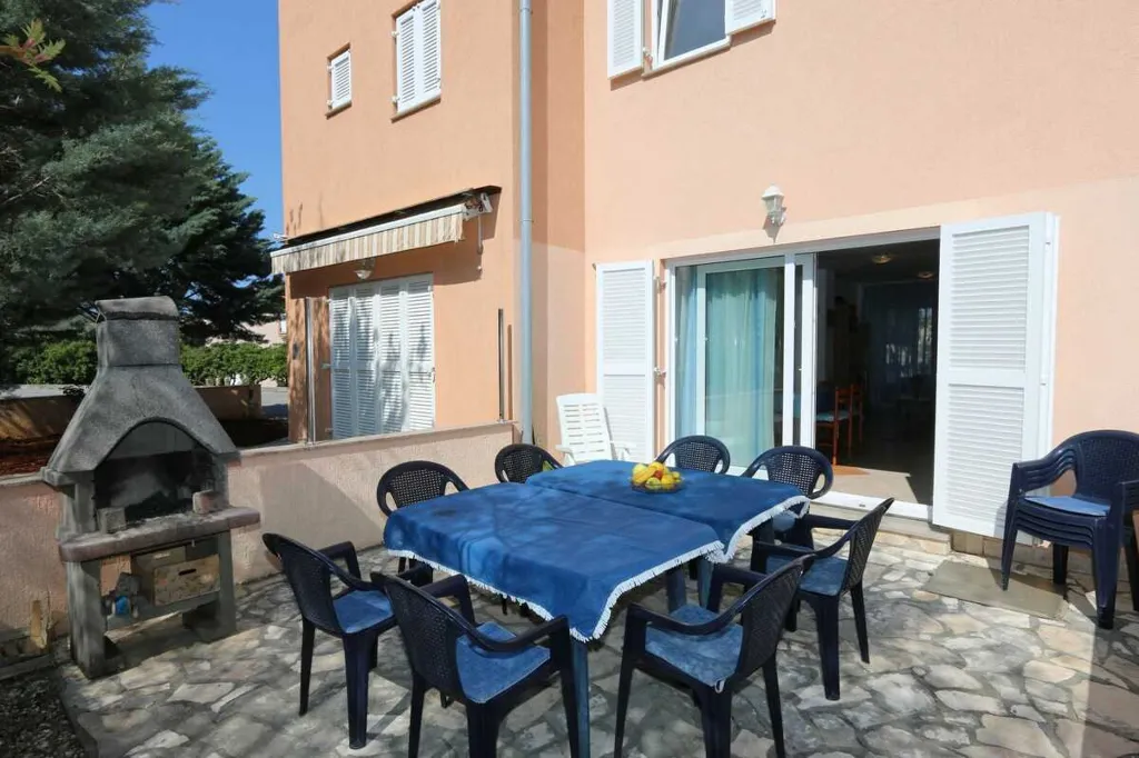 Four-Bedroom Apartment for 8 Guests in Soline
