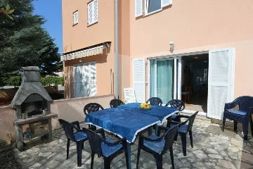 Four-Bedroom Apartment for 8 Guests in Soline