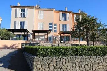 Four-Bedroom Apartment for 8 Guests in Soline