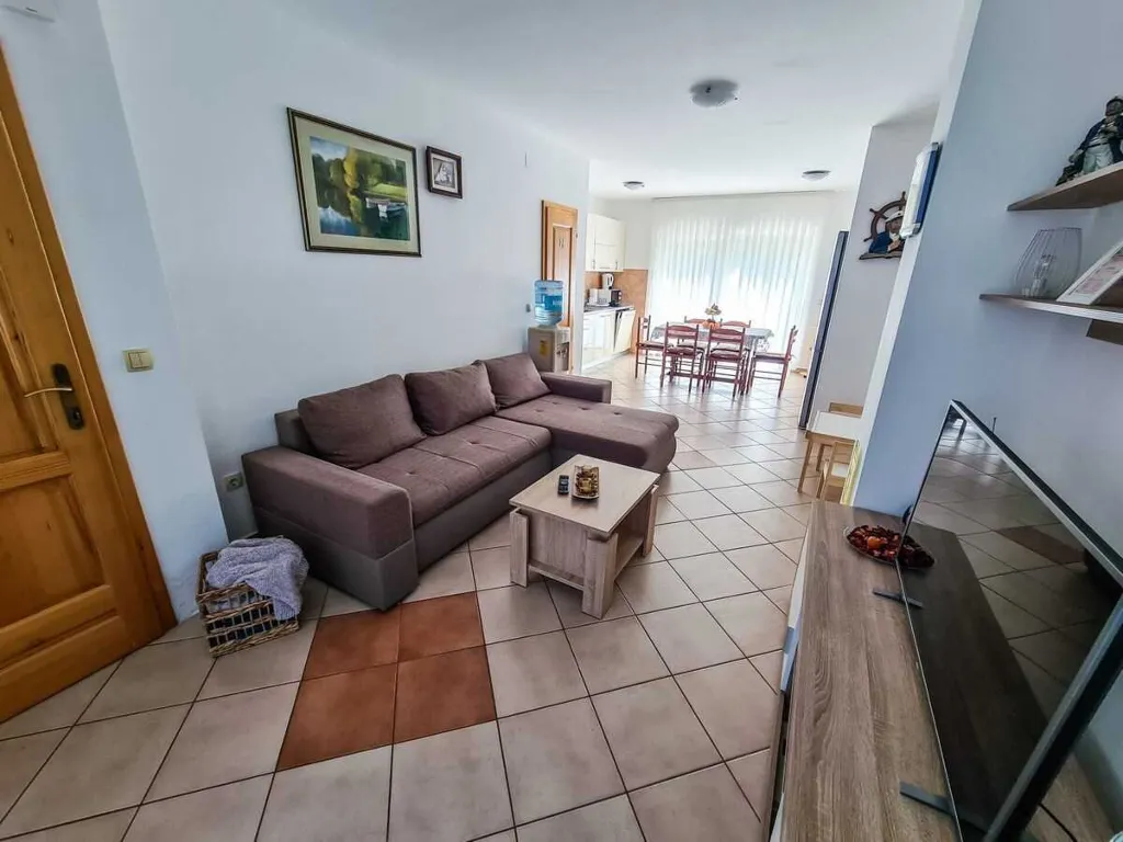 Four-Bedroom Apartment for 8 Guests in Soline
