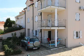 Šilo 1-Bedroom Apartment with Balcony & Private Parking