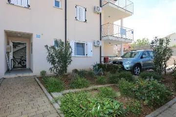 Šilo 1-Bedroom Apartment with Balcony & Private Parking