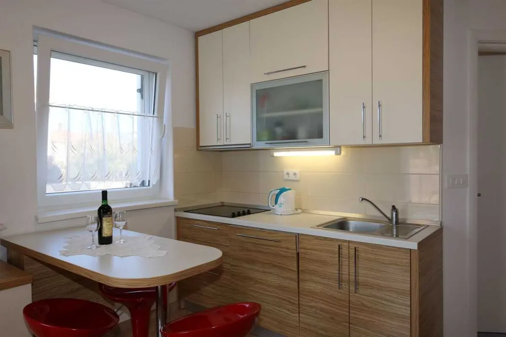 Šilo 1-Bedroom Apartment with Balcony & Private Parking